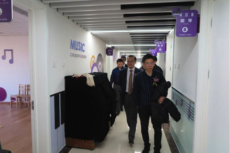 音乐之声暖寒冬 凯发k8国际首页登录乐器捐赠爱心行动走进中国儿童中心艺术宫