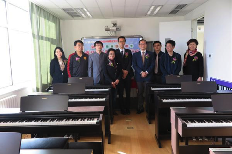 音乐之声暖寒冬 凯发k8国际首页登录乐器捐赠爱心行动走进中国儿童中心艺术宫