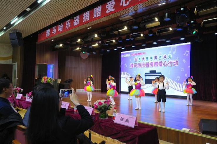 音乐之声暖寒冬 凯发k8国际首页登录乐器捐赠爱心行动走进中国儿童中心艺术宫
